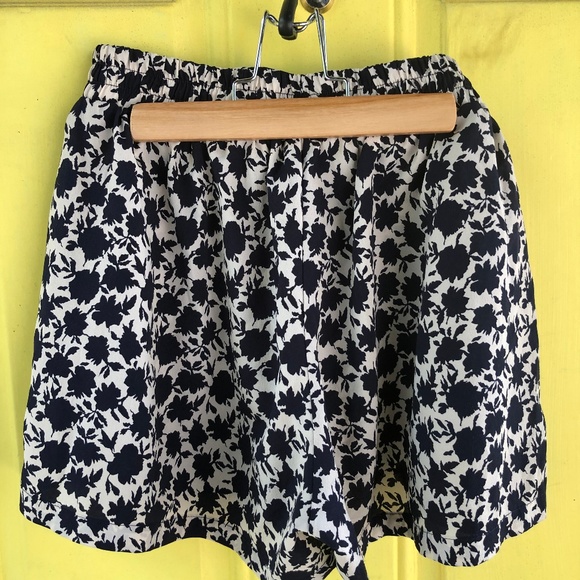 Navy & white floral shorts - Picture 1 of 3